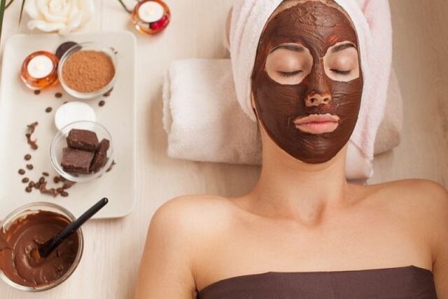 Dunkle Schokoladen-Gesichtsmaske für weiche und samtige Haut