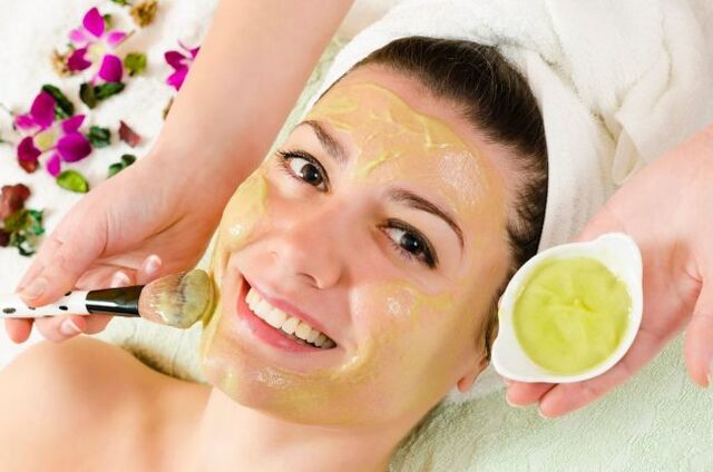 Gesichtsmaske aus Gelee und Kamillenaufguss ein Rezept für frische Haut