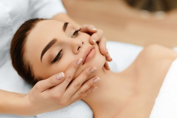 Die Plasma-Gesichtsverjüngung kann mit einer Massage kombiniert werden, nachdem die Haut verheilt ist