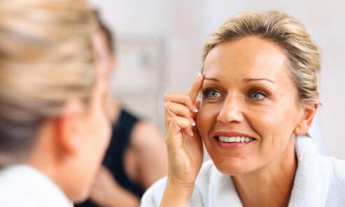 Frauen sind mit den Ergebnissen der Gesichtshautverjüngung dank nicht-chirurgischem Facelift zufrieden